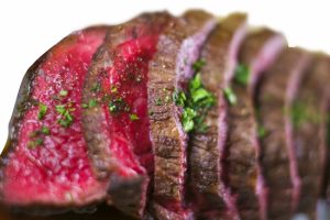 良質のタンパク質が多く摂れる食べ物でおすすめの赤身肉です