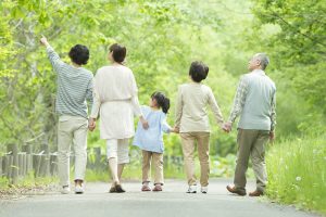 健康で長生きできるよう努める家族。