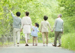 健康で長生きできるよう努める家族。