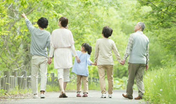 健康で長生きできるよう努める家族。