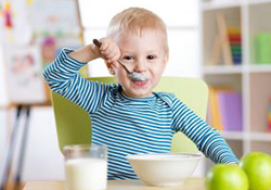 楽しく食事をする幼児。