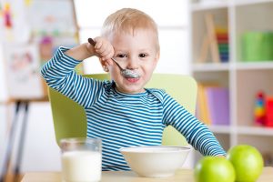 風邪の症状を食事で回復して元気になった幼児。