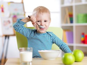 風邪の症状を食事で回復して元気になった幼児。