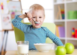 風邪の症状を食事で回復して元気になった幼児。