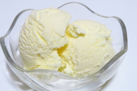 アイスクリームは発熱やのどがいたとき食べたくなります。