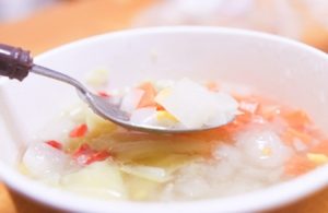 食欲が出てきたら野菜や白身魚を入れたおかゆを作りましょう