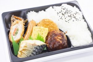 コンビニ等で売られている弁当は美味しく見せるために添加物が多く使われています