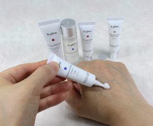 ビーグレンの美白クリーム ホワイトクリーム1.9を右手に塗っているところ
