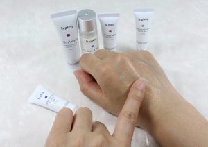 ビーグレン 美白用ホワイトクリーム1.9を右手に塗っているところ