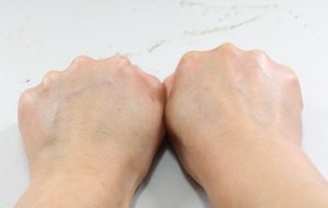 ジャムウ・ハーバルソープの泡パック後、左右の手を比較すると白くなっているのがわかります