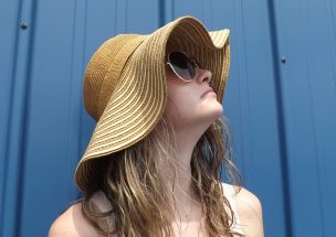 夏の紫外線を浴びる女性